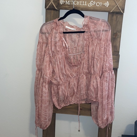 A7 - 368
VICI billowed tiered sheer top pink and white floral detail - Picture 15 of 17